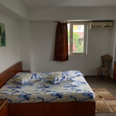 Quiet Garden Ground Floor Apartment Bukares Bagian luar foto
