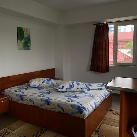 Quiet Garden Ground Floor Apartment Bukares Bagian luar foto
