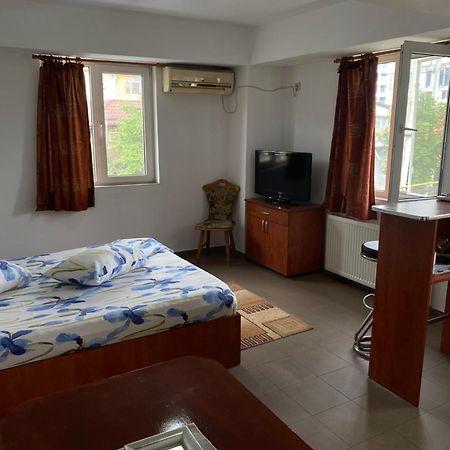 Quiet Garden Ground Floor Apartment Bukares Bagian luar foto